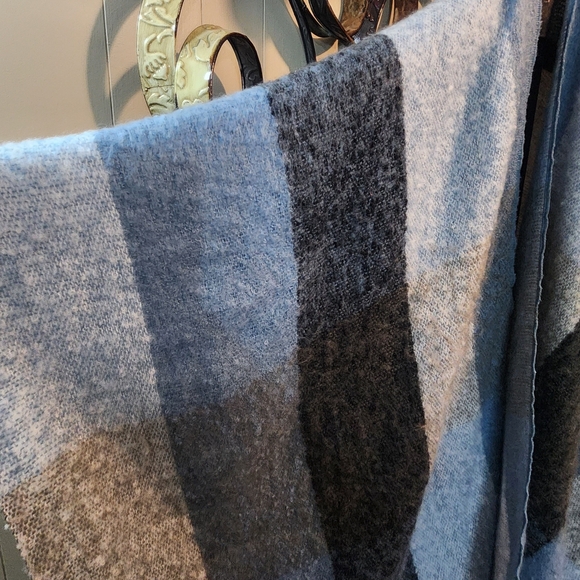 IGLOOS Beautiful Blues Striped Poncho - Picture 2 of 8